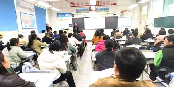 成都市新都区旃檀中学关工委召开“家校共育•携手同行”2025年秋学期家长会