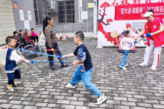 成都市新都区石板滩街道石林村关工委开展 “体育锻炼助力雏鹰成长——击剑