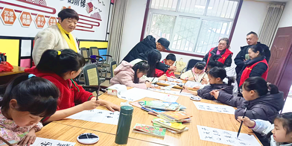 成都市新都区斑竹园街道大江社区关工委开展“红色书香润童心•墨香书法伴成长”读书活动