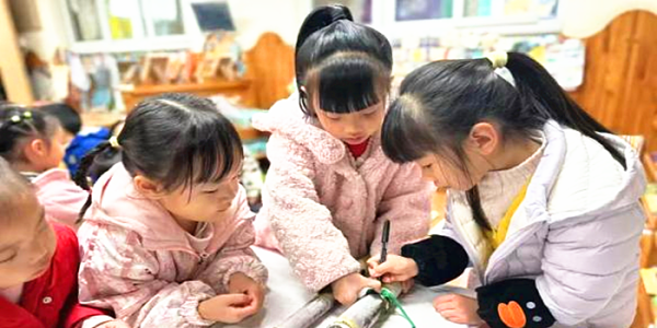 成都市新都区斑竹园街道升庵村关工委开展童趣秘境探蔗之旅活动