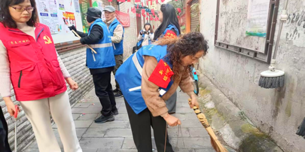 成都市新都区桂湖街道桂中社区关工委开展 清洁院落·童心护家志愿服务活动