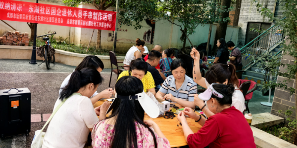 成都市新都区新繁街道东湖社区关工委开展驱蚊手串制作活动