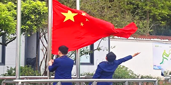 成都市新都区斑竹园小学关工委开展“红色薪火代代传•童心向党永向前”国旗下的思政课活动