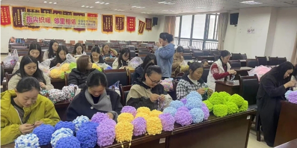 成都市新都区三河街道花园社区关工委开展“指尖织暖，邻里相依”——DIY钩织毛毯主题活动