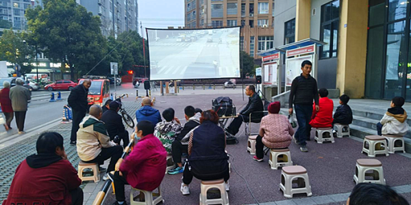 成都市新都区斑竹园街道柏水社区关工委组织观看交通安全警示教育片筑牢文明出行安全防线