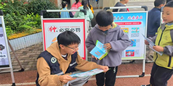 成都市新都区桂湖街道施营社区关工委联合 桂湖派出所进教科院附小开展禁毒安全宣传