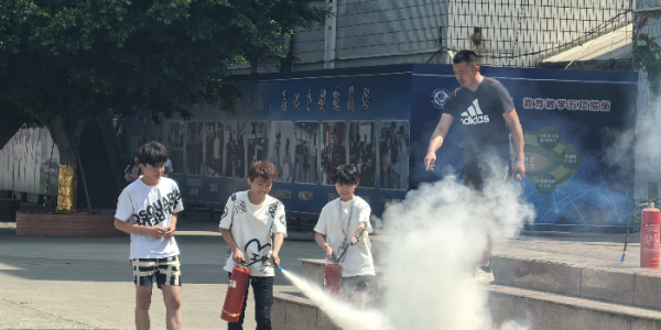 成都市新都区桂湖街道新兴社区关工委 开展校园双盲应急消防演练活动