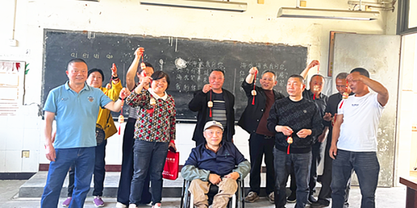 成都市新都区斑竹园街道公益社区关工委开展传统竹编手工技艺制作活动