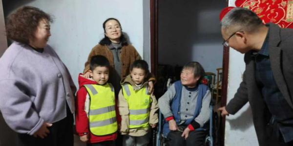 成都市新繁街道繁江社区关工委开展“感恩同行·暖冬义卖”活动