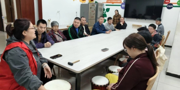 成都市新都区三河街道五龙社区关工委开展“情暖家园 鼓乐传情”志愿教学活动