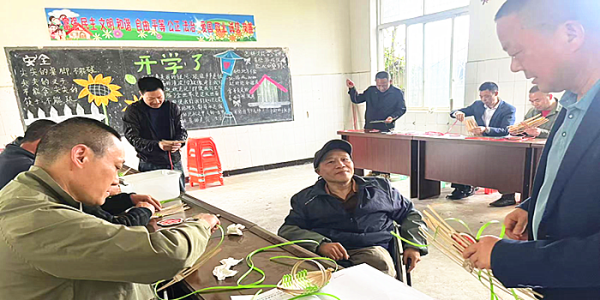 成都市新都区斑竹园街道公益社区关工委开展残疾人竹编公益课堂教学活动