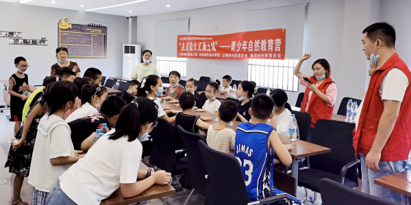 成都市新都区石板滩街道土城村关工委“假日驿站”开展“点点萤火 汇聚土城”--青少年自然科普营