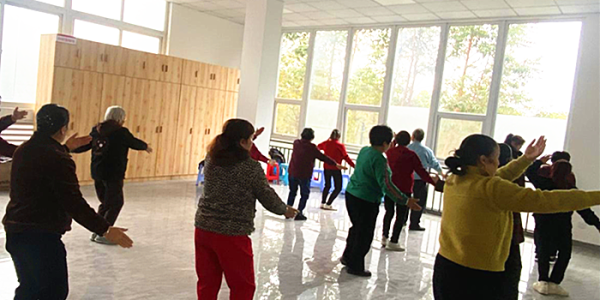 成都市新都区斑竹园街道锦城村关工委组织五老志愿者开展太极拳培训活动