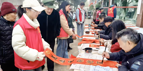 成都市新都区石板滩街道梁胜社区关工委开展“笔墨传情润梁胜 春联送福迎新春”主题活动