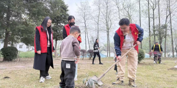 小手添新绿 园社共成长——新繁街道博钰社区关工委联合新繁第三幼儿园开展植树节主题活动
