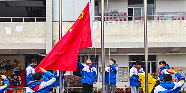 成都市新都区柏水学校关工委开展“策马扬鞭正少年•不负韶华争朝夕”2026年春季开学典礼活动