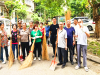 成都市新都区斑竹园街道石坝社区关工委组织五老开展小区环境整治活动