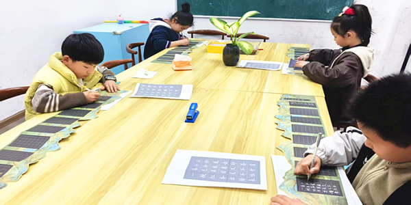 成都市新都区斑竹园街道柏水社区关工委开展“墨韵山水•诗润童心”公益书法培训活动