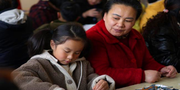 成都市新都区桂湖街道新东社区关工委开展 “祖孙乐·扎染情”老年手工扎染活动