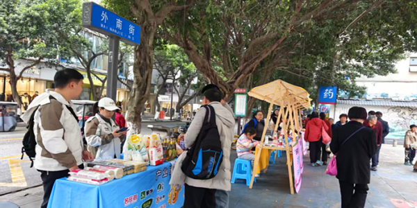 成都市新都区桂湖街道桂中社区关工委开展 “益善友邻·信义舱”亲子义卖活动