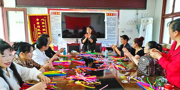 成都市新都区斑竹园街道旃檀社区关工委开展“好玩的扭扭棒”趣味手工制作活动