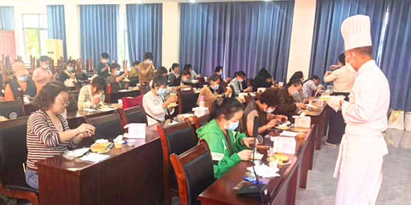 成都市新都区斑竹园街道踏水社区关工委开展“烘焙拾趣•甜蜜邻里”活动