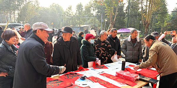 成都市新都区斑竹园街道锦城村关工委开展“品年味•赏年俗”青少年志愿者活动