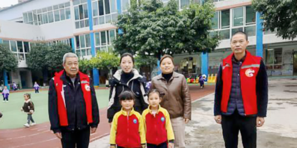 成都市新都区石板滩街道兴胜村关工委开展“战旗红映童趣路 鲜蔬情暖幼儿园”活动