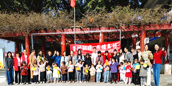 成都市新都区斑竹园街道福田社区关工委开展“清除小广告・社区焕新颜”活动