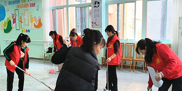 成都市新都区斑竹园街道柏水社区关工委开展“弘扬雷锋精神•美化室内环境”的志愿服务活动