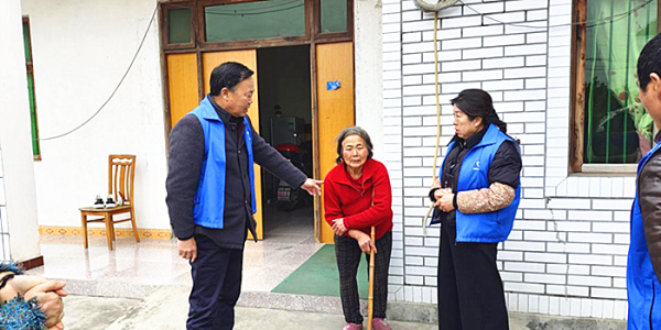 成都市新都区斑竹园街道竹友社区关工委开展“关爱困难老人•传递爱心温情”走访活动
