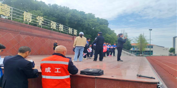 成都市新都区桂湖街道高架村关工委联合新都区铁路派出所、火车站、西北社区关工委开展普法宣传进校园活动