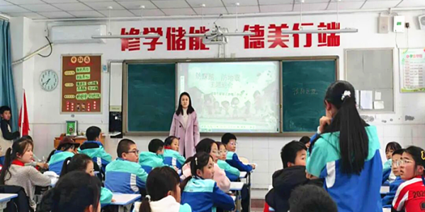 成都市新都区旃檀小学校关工委开展“安全记心间•避险我能行”2026年主题队会课活动
