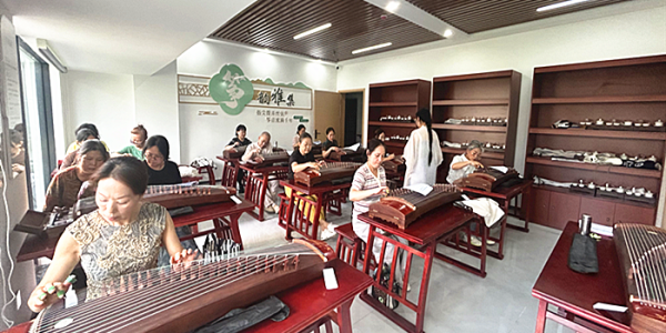 成都市新都区斑竹园街道廖家湾社区关工委开展古筝公益课活动