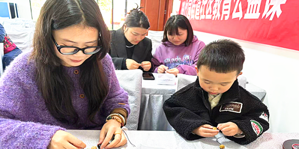 成都市新都区斑竹园街道金和社区关工委开展“巧手串珠传温情•金和手工暖人心”手工串珠制作活动