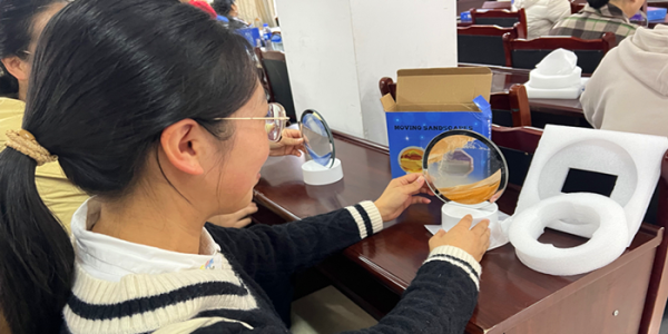 成都市新都区桂湖街道金都街社区关工委开展 “指尖流淌星光 灯下温暖时光”手工活动