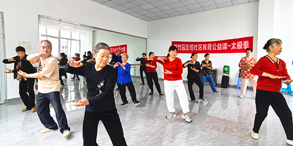 成都市新都区斑竹园街道锦城村关工委 组织五老开展公益课太极拳教学活动