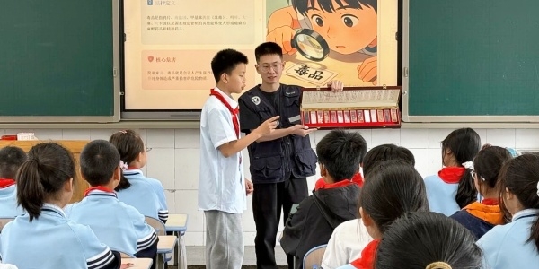 成都市新都区石板滩街道关工委进校开展“拒绝毒品·护航青春”禁毒公益课