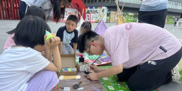 成都市新都区三河街道长龙社区关工委开展“小鬼当家，童趣摆摊”儿童跳蚤集市活动