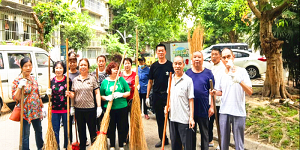 成都市新都区斑竹园街道石坝社区关工委组织五老开展小区环境整治活动