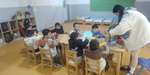 成都市新都区新繁街道龙桥社区关工委携手绿岛幼儿园开展亲子手工制作活动