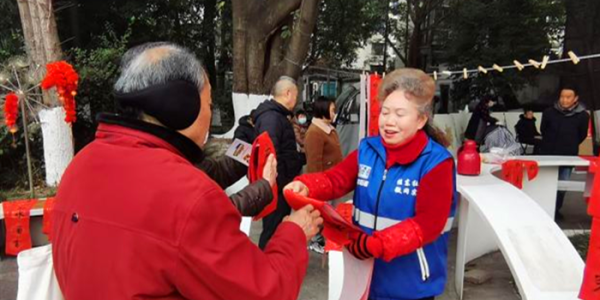 成都市新都区桂湖街道桂东社区关工委开展 春风送暖，墨香传情 ——送春联，把年味和祝福送到家门口